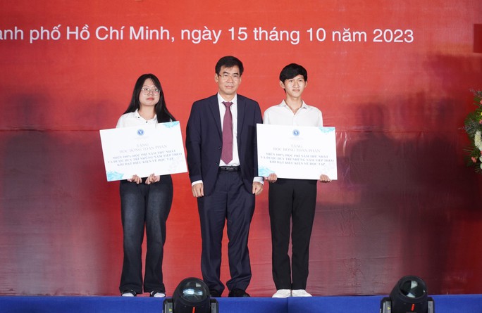 “Mẹ ơi, con nhận được học bổng toàn phần” - Ảnh 4.