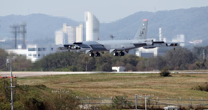 “Pháo đài bay” B-52 lần đầu tiên hạ cánh xuống căn cứ không quân Hàn Quốc - Ảnh 1. “Pháo đài bay” B-52 lần đầu tiên hạ cánh xuống căn cứ không quân Hàn Quốc - Ảnh 1.