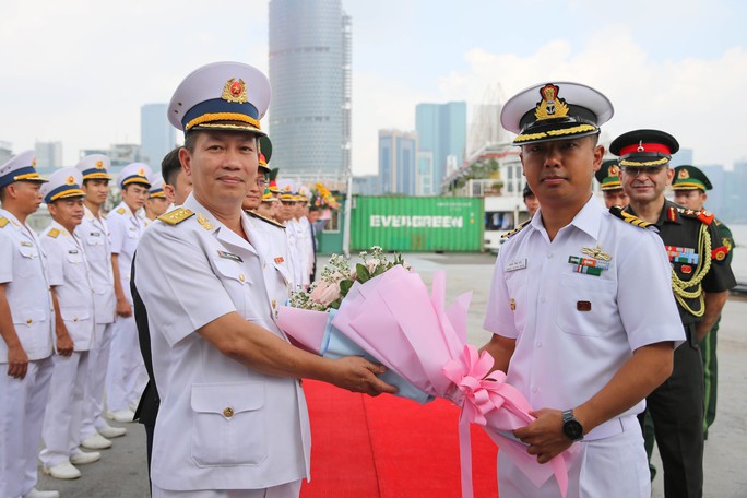 Tàu buồm Hải quân Ấn Độ Sudarshini thăm TP HCM - Ảnh 2.
