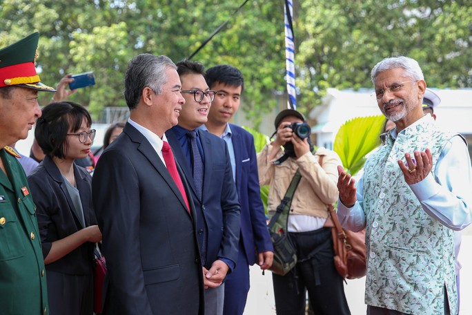 Tàu buồm Hải quân Ấn Độ Sudarshini thăm TP HCM - Ảnh 1.