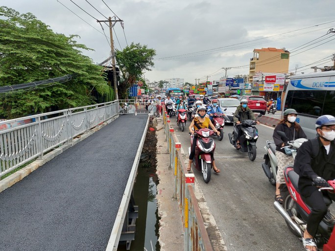 Thông xe nhánh cầu Ông Dầu, xóa nút thắt kẹt xe trên Quốc lộ 13 - Ảnh 1.