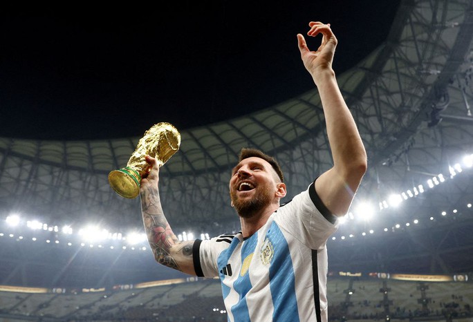 Bỏ xa Ronaldo, Messi dẫn đầu danh sách cầu thủ có giá trị thị trường cao nhất thế giới - Ảnh 1.