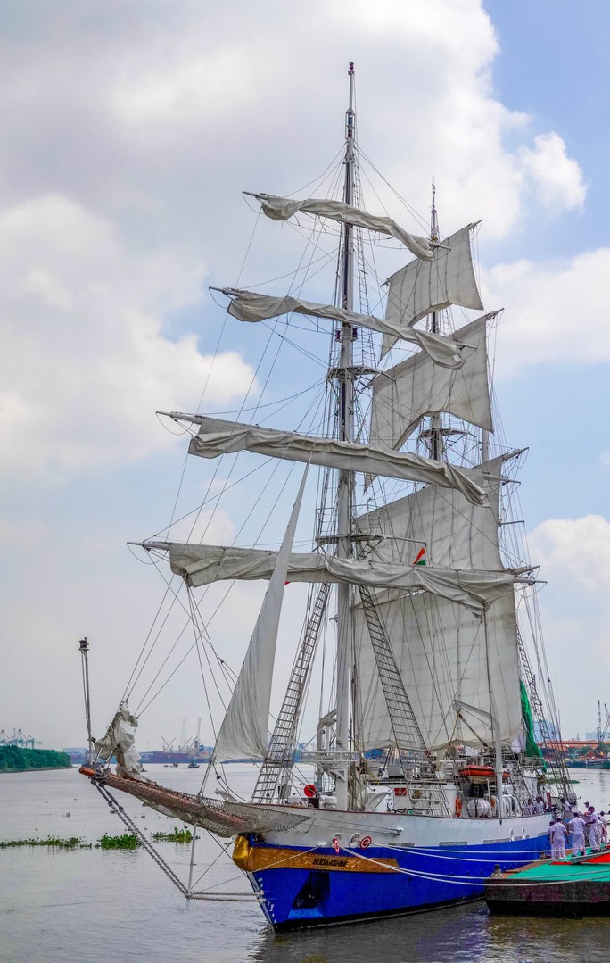 Tàu buồm Hải quân Ấn Độ Sudarshini thăm TP HCM - Ảnh 4.