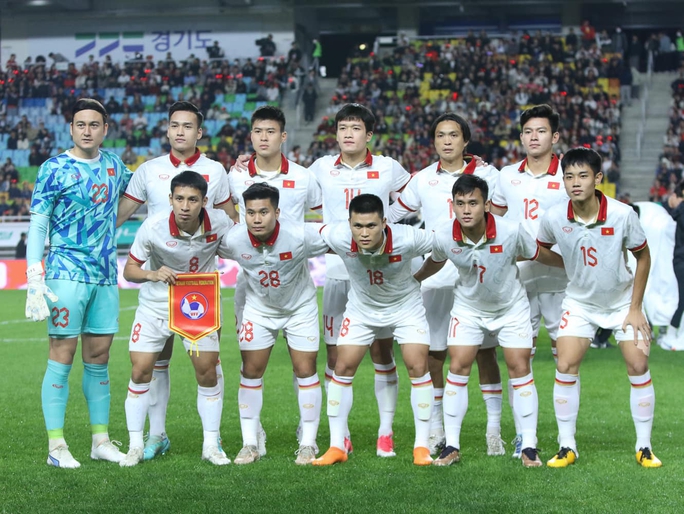 Dàn tuyển thủ Việt “tranh thủ” xin chụp ảnh cùng siêu sao bóng đá Son Heung Min  - Ảnh 5.