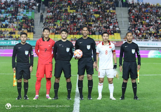 Dàn tuyển thủ Việt “tranh thủ” xin chụp ảnh cùng siêu sao bóng đá Son Heung Min  - Ảnh 1.
