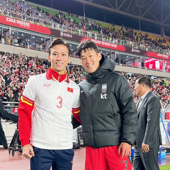 Dàn tuyển thủ Việt “tranh thủ” xin chụp ảnh cùng siêu sao bóng đá Son Heung Min  - Ảnh 3.