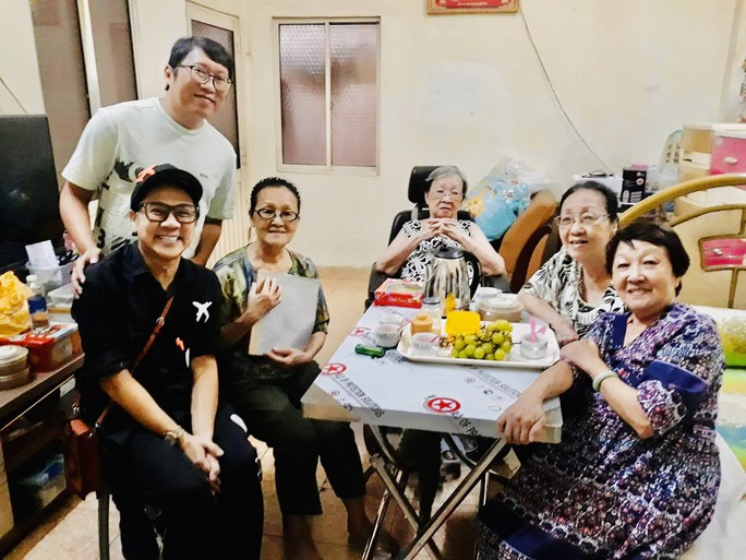NSƯT Thành Lộc tặng món quà quý cho gia đình cố NSND Nguyễn Thành Châu - Ảnh 1.