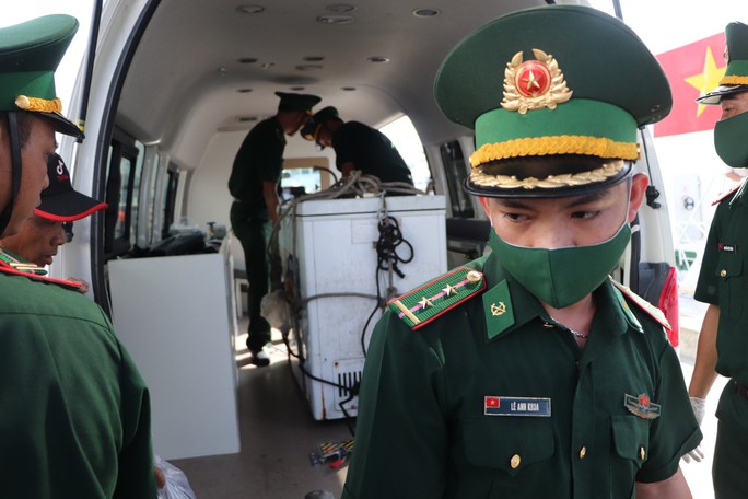 Hình ảnh đưa 78 ngư dân Quảng Nam gặp nạn trên biển và 2 thi thể vào bờ - Ảnh 5.