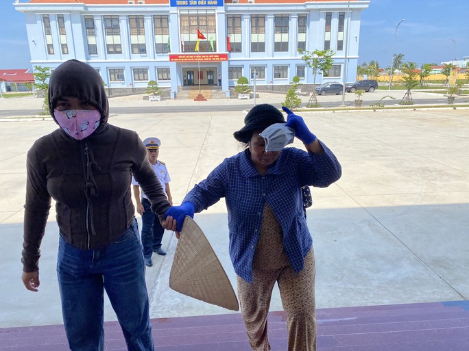 Hình ảnh đưa 78 ngư dân Quảng Nam gặp nạn trên biển và 2 thi thể vào bờ - Ảnh 7.