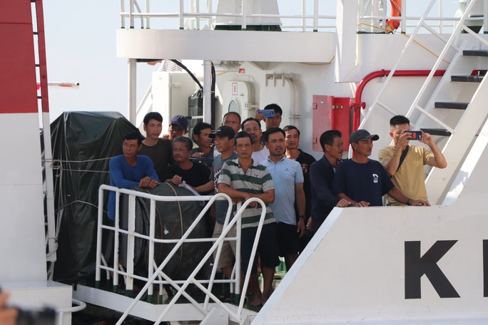 Hình ảnh đưa 78 ngư dân Quảng Nam gặp nạn trên biển và 2 thi thể vào bờ - Ảnh 1.