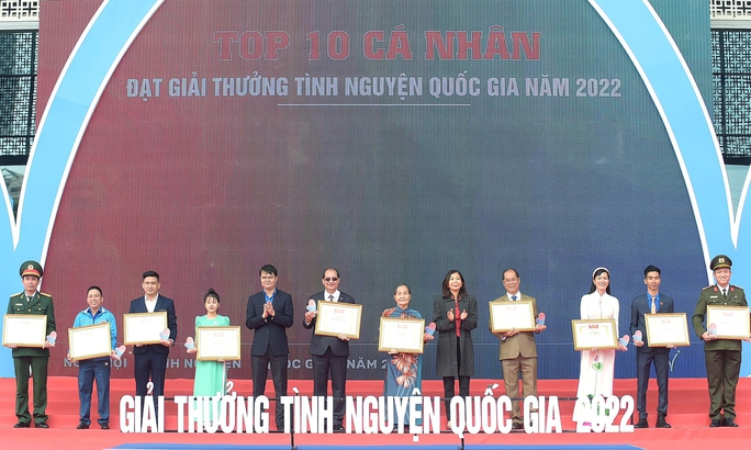 Anh Trương Văn Vũ thứ ba từ trái sang nhận giải thưởng Tình nguyện viên quốc gia năm 2022