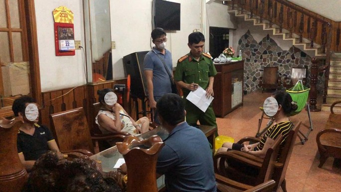 Triệt phá nhiều ổ mại dâm trên “phố đèn đỏ” ở TP Quy Nhơn - Ảnh 1.