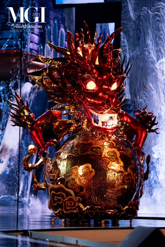 National Costume hoành tráng, nặng 30 kg của thí sinh Hoa hậu Hòa bình - Ảnh 2. National Costume hoành tráng, nặng 30 kg của thí sinh Hoa hậu Hòa bình - Ảnh 2.