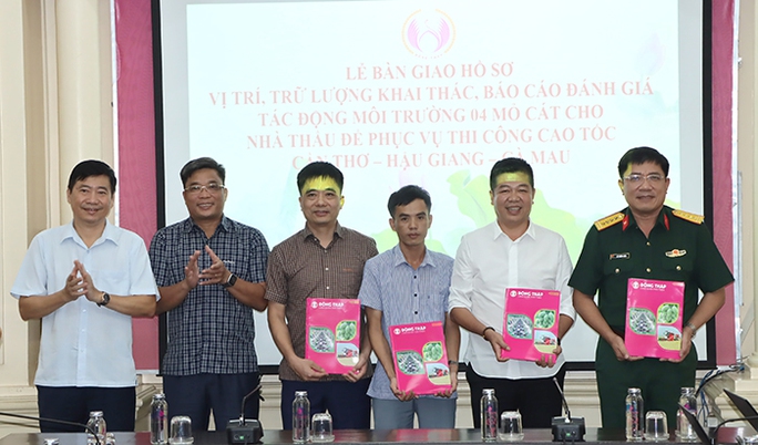 Đồng Tháp bàn giao thêm 4 mỏ cát để phục vụ cho đường cao tốc - Ảnh 1.