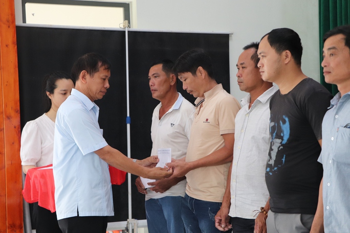 Tổng LĐLĐ Việt Nam thăm hỏi, hỗ trợ ngư dân Quảng Nam gặp nạn trên biển - Ảnh 3.