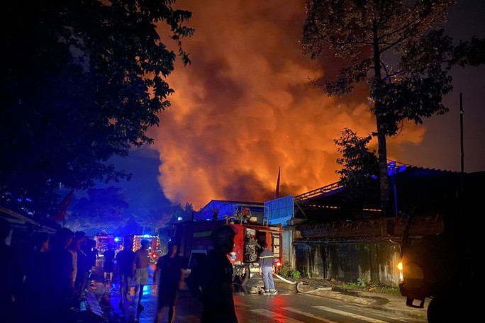 Nhà xưởng khoảng 1.000 m2 bốc cháy đỏ rực ở TP HCM - Ảnh 1.