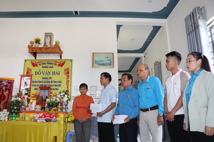 Tổng LĐLĐ Việt Nam thăm hỏi, hỗ trợ ngư dân Quảng Nam gặp nạn trên biển - Ảnh 1.