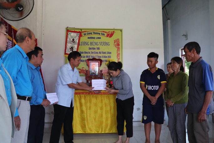 Tổng LĐLĐ Việt Nam thăm hỏi, hỗ trợ ngư dân Quảng Nam gặp nạn trên biển - Ảnh 2.