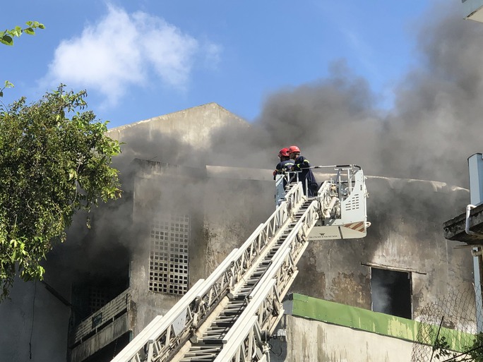 Cháy lớn tại cửa hàng đồ nhựa, thiệt hại hàng trăm triệu đồng - Ảnh 1.