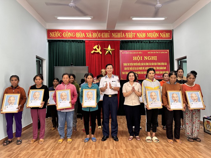 2. Tặng quà, ảnh Bác Hồ cho các gia đìnhcon đồng bào dân tộc (1) 2. Tặng quà, ảnh Bác Hồ cho các gia đìnhcon đồng bào dân tộc (1)