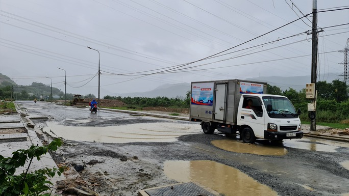 Đường 700 tỉ ở Đà Nẵng xây mãi không xong, dân kêu trời - Ảnh 2.