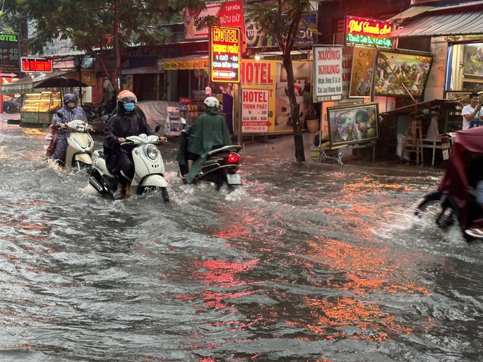 TP HCM: Mưa lớn kéo dài, nhiều tuyến đường ngập sâu - Ảnh 7.