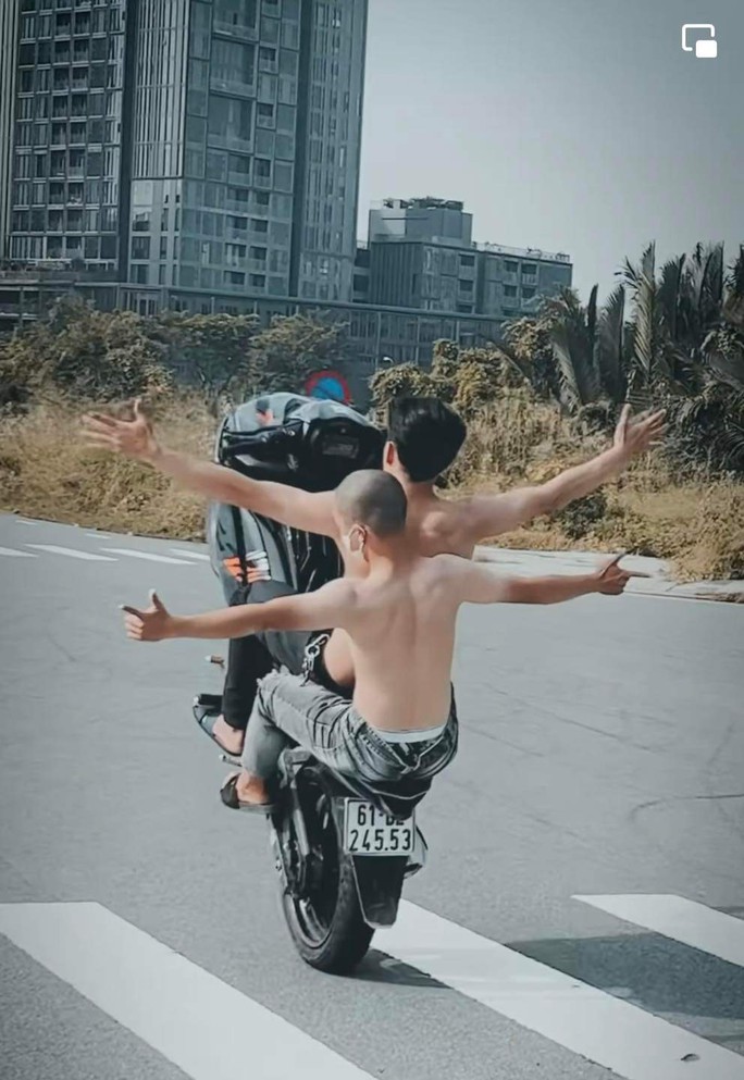 Xôn xao clip nhóm thanh niên thả tay, bốc đầu xe máy ở Khu đô thị mới Thủ Thiêm - Ảnh 1. Xôn xao clip nhóm thanh niên thả tay, bốc đầu xe máy ở Khu đô thị mới Thủ Thiêm - Ảnh 1.