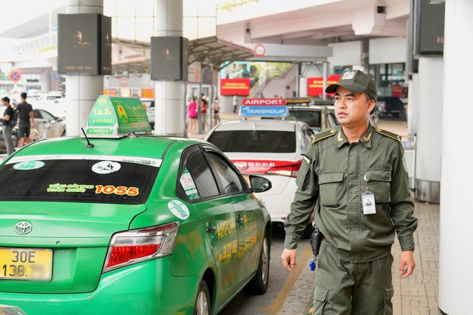 Đổi ngoại tệ tại sân bay, nhầm 34 triệu đồng - Ảnh 1. Đổi ngoại tệ tại sân bay, nhầm 34 triệu đồng - Ảnh 1.