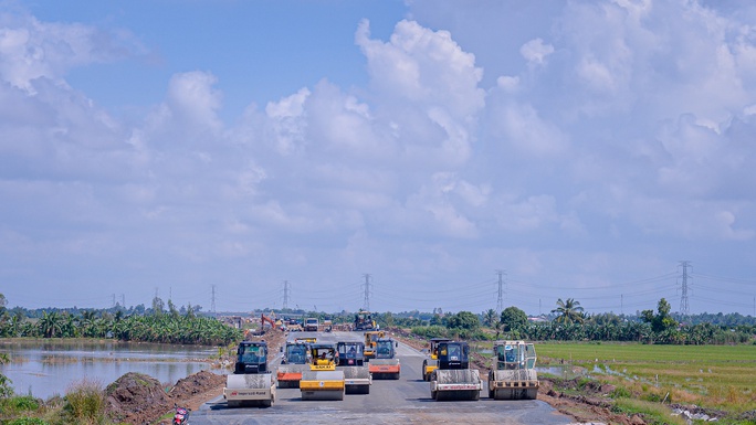 Hối hả trên công trường cao tốc Mỹ Thuận - Cần Thơ - Ảnh 2.