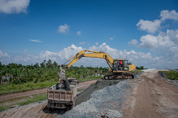 Hối hả trên công trường cao tốc Mỹ Thuận - Cần Thơ - Ảnh 6.