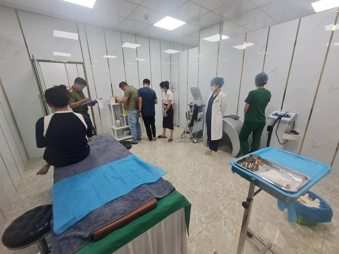 Phát hiện thẩm mỹ viện chui, “bác sĩ” phẫu thuật nâng ngực mới học hết cấp 3 - Ảnh 3. Phát hiện thẩm mỹ viện chui, “bác sĩ” phẫu thuật nâng ngực mới học hết cấp 3 - Ảnh 3.