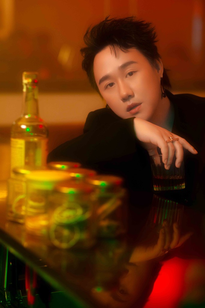 Thánh mưa Trung Quân đánh úp trước liveshow - Ảnh 1. Thánh mưa Trung Quân đánh úp trước liveshow - Ảnh 1.