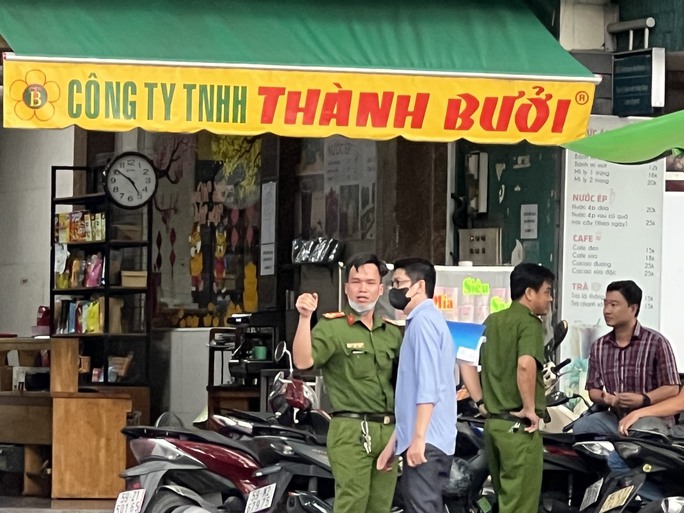 VIDEO: Toàn cảnh Công an TP HCM kiểm tra nhà xe Thành Bưởi - Ảnh 6. VIDEO: Toàn cảnh Công an TP HCM kiểm tra nhà xe Thành Bưởi - Ảnh 6.