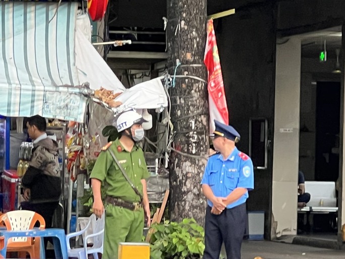 VIDEO: Toàn cảnh Công an TP HCM kiểm tra nhà xe Thành Bưởi - Ảnh 7. VIDEO: Toàn cảnh Công an TP HCM kiểm tra nhà xe Thành Bưởi - Ảnh 7.
