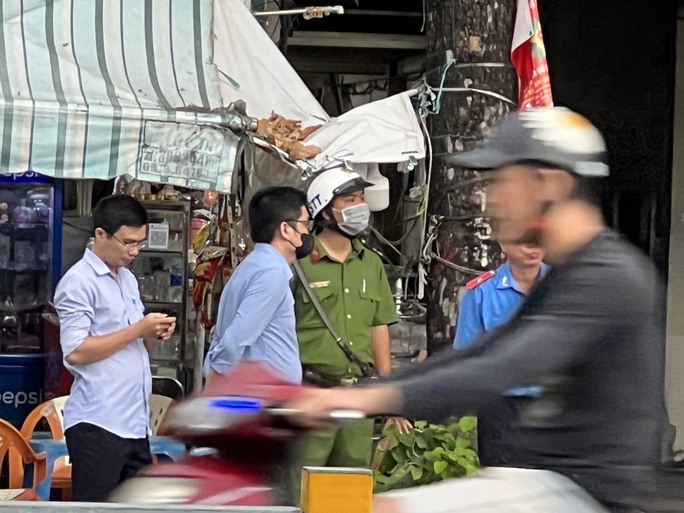 VIDEO: Toàn cảnh Công an TP HCM kiểm tra nhà xe Thành Bưởi - Ảnh 4. VIDEO: Toàn cảnh Công an TP HCM kiểm tra nhà xe Thành Bưởi - Ảnh 4.