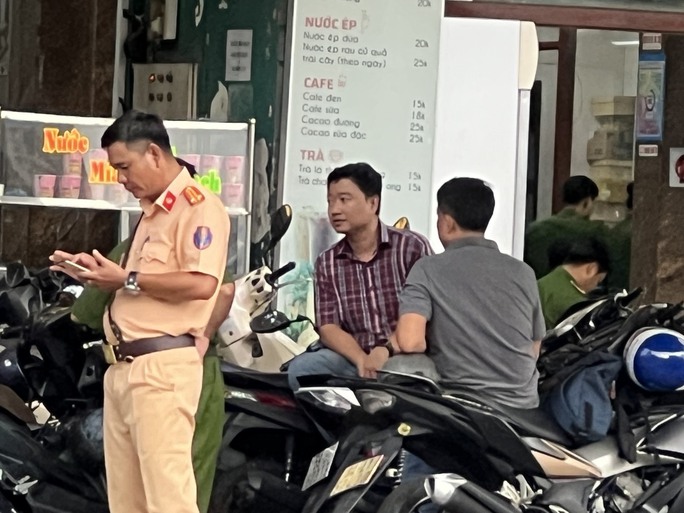 VIDEO: Toàn cảnh Công an TP HCM kiểm tra nhà xe Thành Bưởi - Ảnh 10. VIDEO: Toàn cảnh Công an TP HCM kiểm tra nhà xe Thành Bưởi - Ảnh 10.