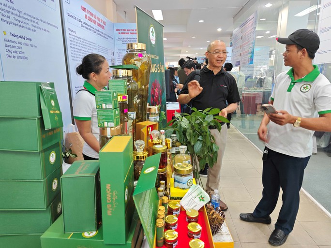 Sâm Ngọc Linh giá 200 triệu đồng/kg được trưng bày tại... chợ công nghệ - Ảnh 2.