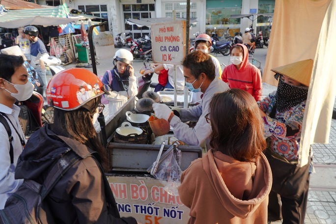 Bốc số thứ tự chờ mua bánh bò giá 5.000 đồng tại TP HCM - Ảnh 4. Bốc số thứ tự chờ mua bánh bò giá 5.000 đồng tại TP HCM - Ảnh 4.