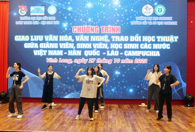 11-tiet-muc-giao-luu-van-nghe-cua-hoc-sinh-sinh-vien-han-quoc-16984017265681932524439.jpg