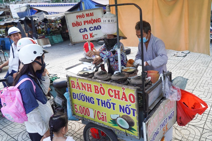 Bốc số thứ tự chờ mua bánh bò giá 5.000 đồng tại TP HCM - Ảnh 1. Bốc số thứ tự chờ mua bánh bò giá 5.000 đồng tại TP HCM - Ảnh 1.