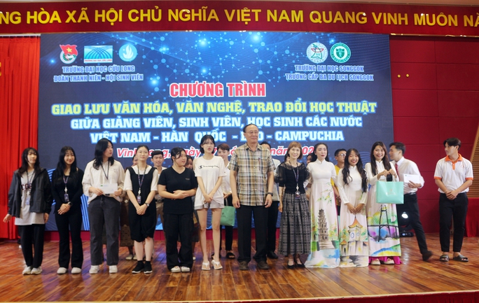 9ts-nguyen-thanh-dung-va-ba-park-jungae-trao-giai-nhat-cuoc-thi-tim-hieu-ve-van-hoa-am-thuc-16984015736501756875210.jpg