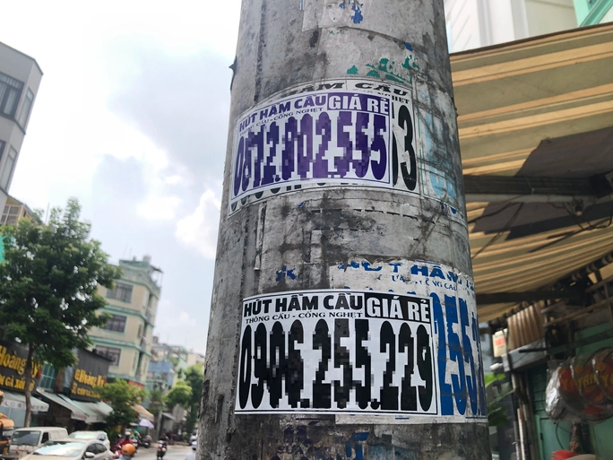 Quảng cáo tấn công cột điện vừa được tháo cỏ nhựa - Ảnh 7.