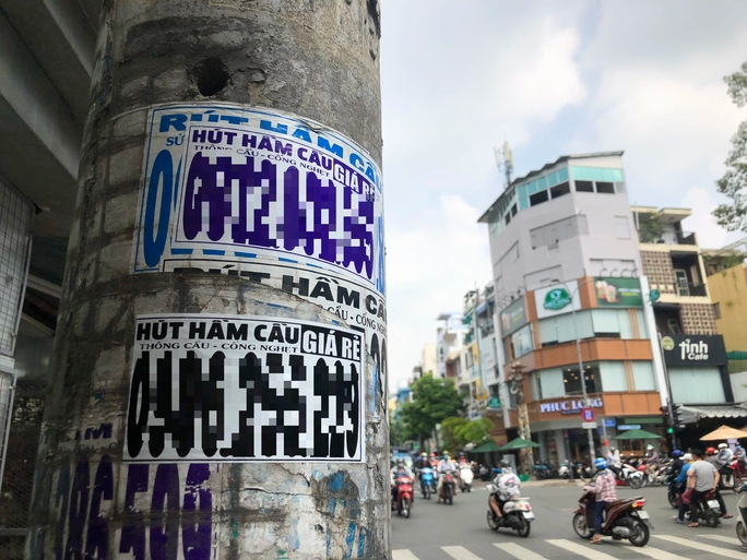 Quảng cáo tấn công cột điện vừa được tháo cỏ nhựa - Ảnh 6.