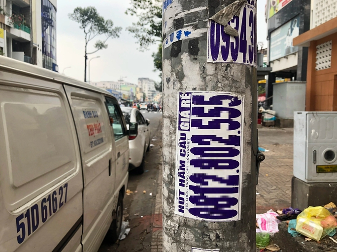 Quảng cáo tấn công cột điện vừa được tháo cỏ nhựa - Ảnh 3.