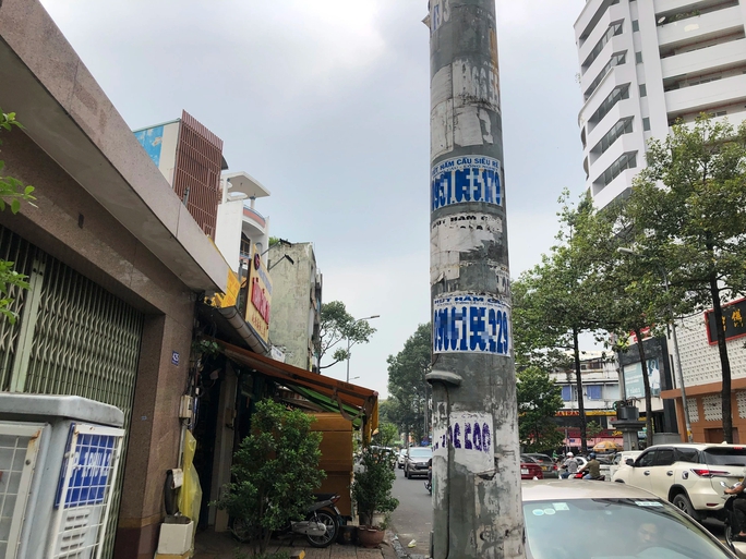 Quảng cáo tấn công cột điện vừa được tháo cỏ nhựa - Ảnh 2.