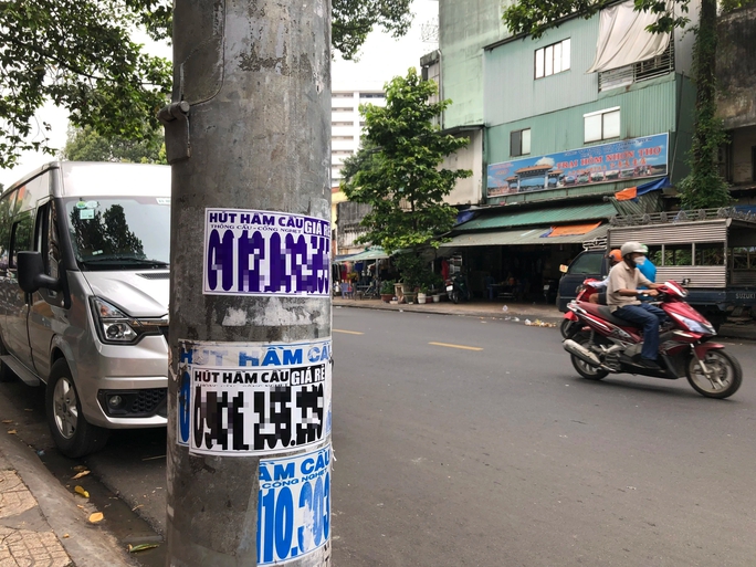 Quảng cáo tấn công cột điện vừa được tháo cỏ nhựa - Ảnh 8.