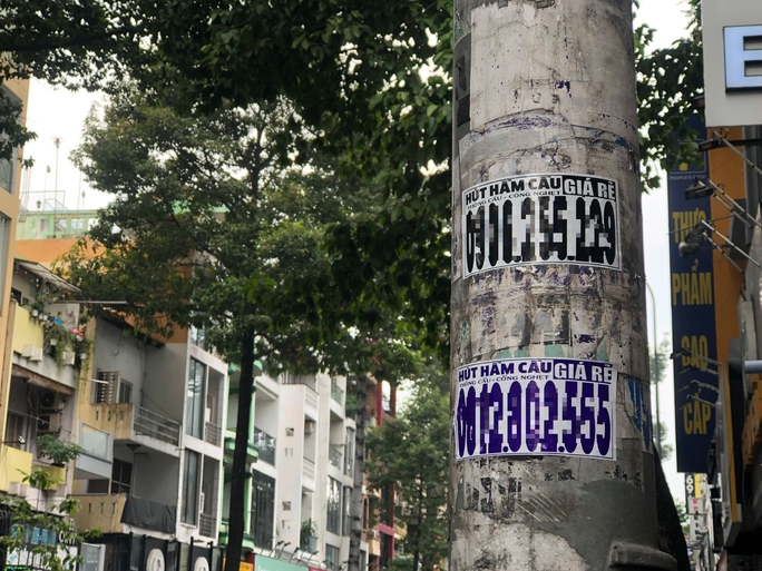 Quảng cáo tấn công cột điện vừa được tháo cỏ nhựa - Ảnh 1.