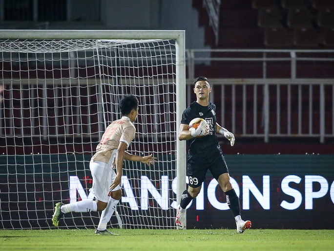 Patrik Lê Giang - người nhện của CLB TP HCM - Ảnh 2.