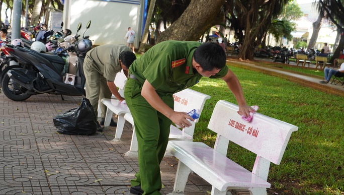 Hàng trăm ghế đá Vũng Tàu bị sơn đỏ quảng cáo cá cược trực tuyến - Ảnh 7.