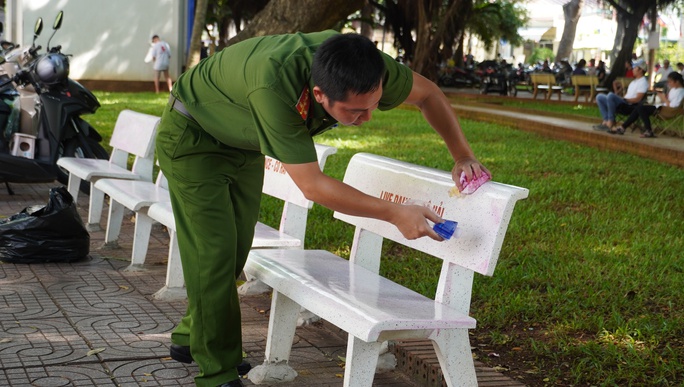 Hàng trăm ghế đá Vũng Tàu bị sơn đỏ quảng cáo cá cược trực tuyến - Ảnh 3.